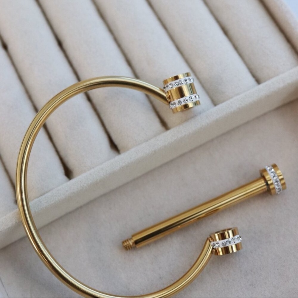 Elegant 18K Gold filled Horseshoe Bangle - Picture 2 of 4